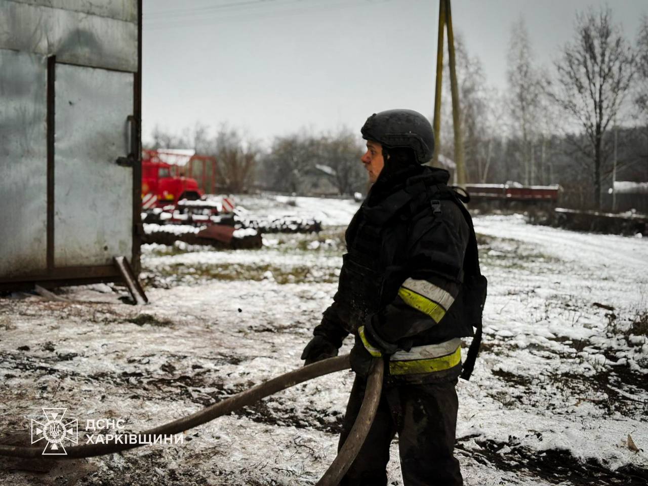 Окупанти атакували сільгосппідприємство на Харківщині: виникла пожежа